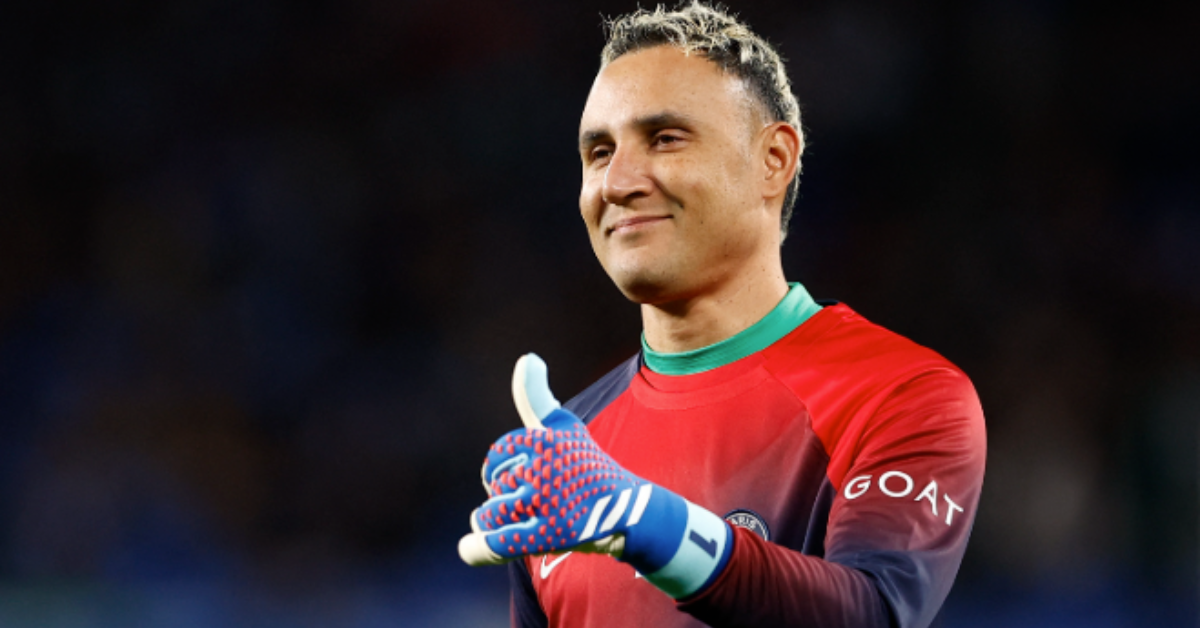 Keylor Navas con gesto serio durante un partido de fútbol.