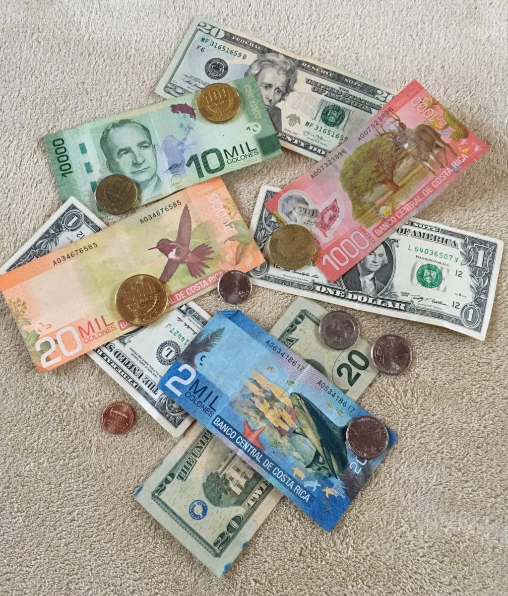 Billetes de dólares y colones para ilustrar el tipo de cambio en Costa Rica