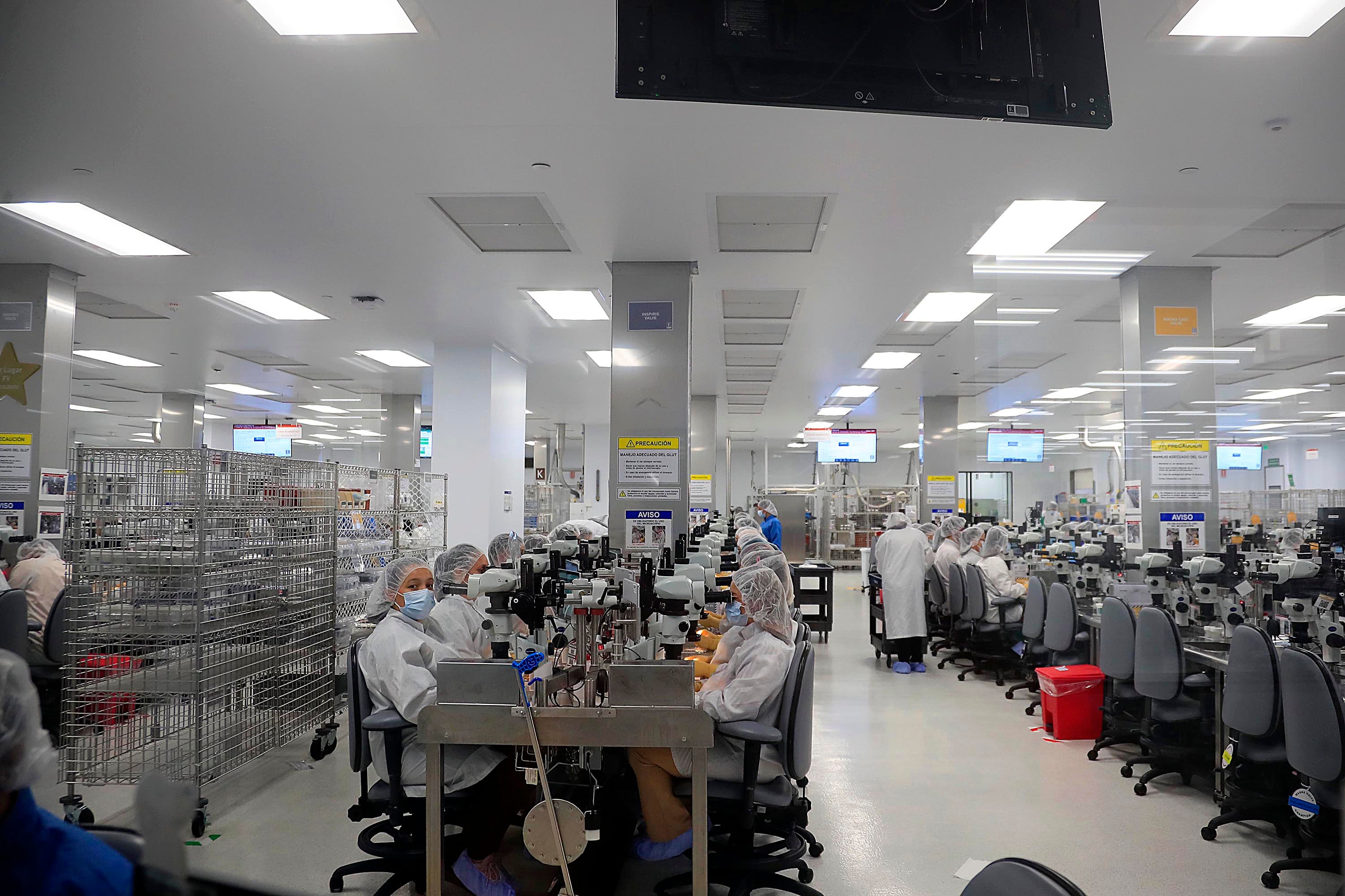 Trabajadores en empresa de zona franca en Costa Rica