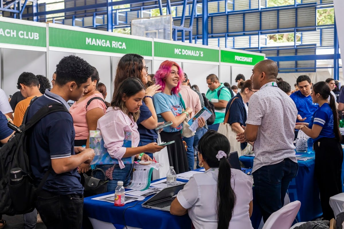 Personas participan en una feria de empleo en Costa Rica