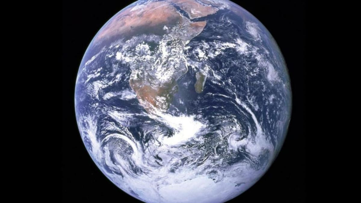 Planeta Tierra vista desde el espacio; científicos estudian cambios en su rotación asociados al cambio climático