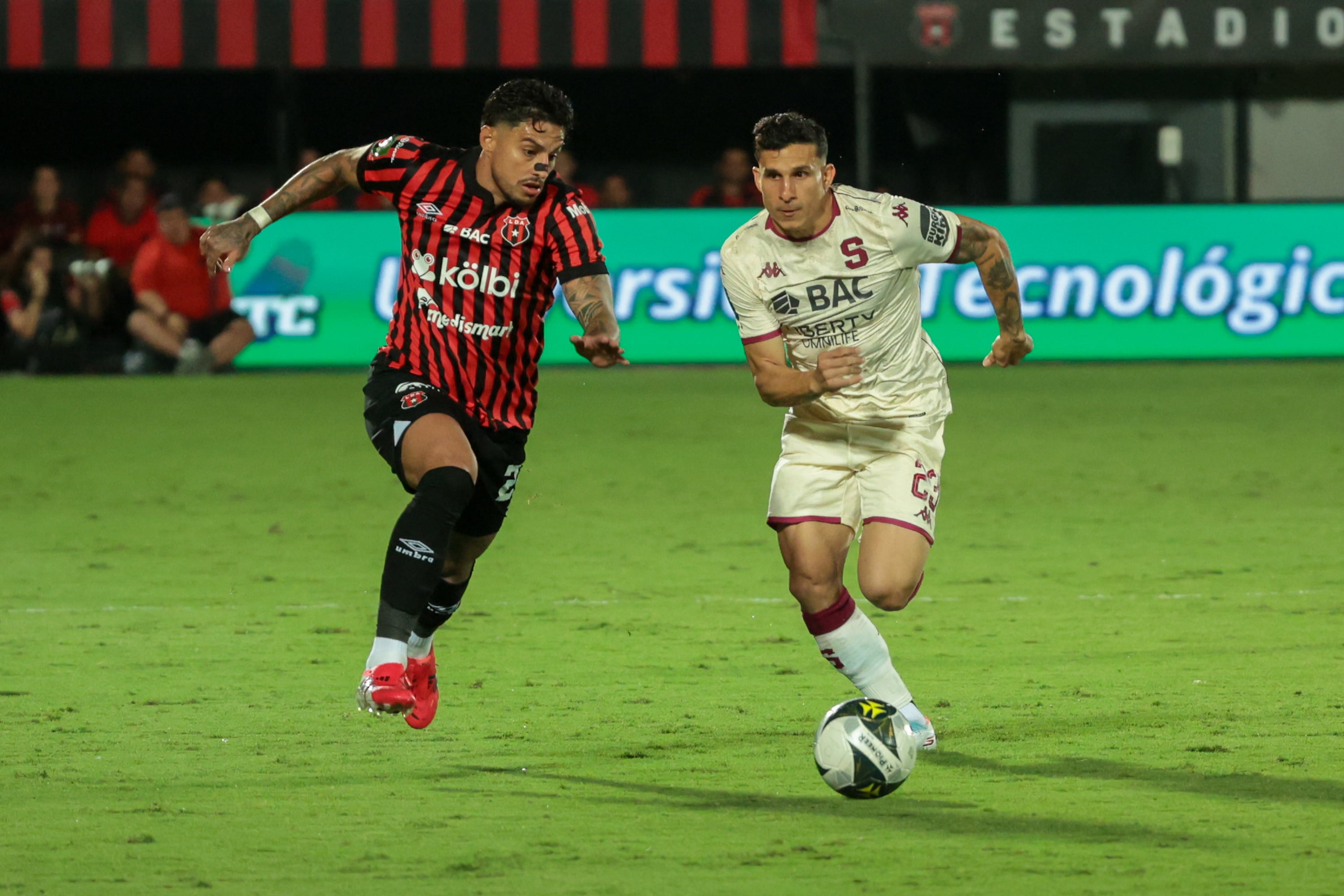 Liga Deportiva Alajuelense en el estadio Alejandro Morera Soto