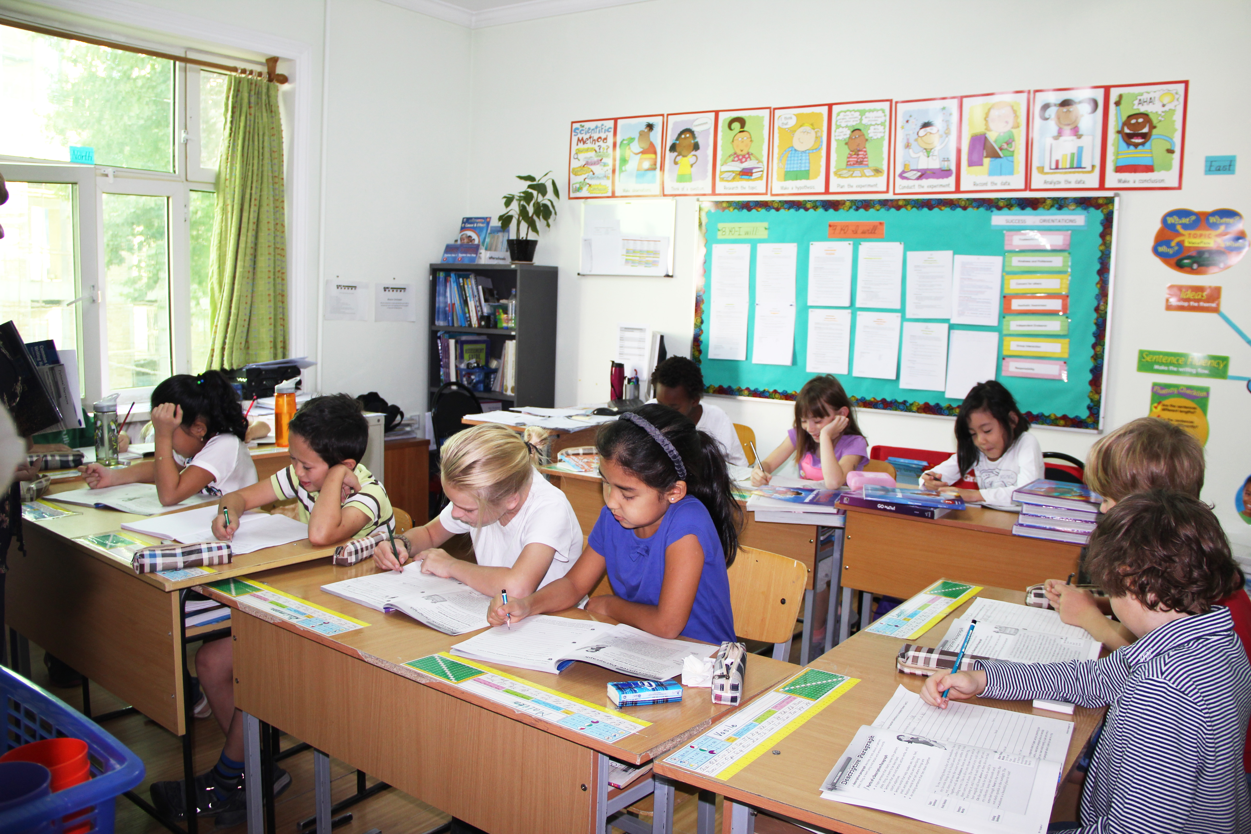Estudiantes en un aula durante una jornada académica