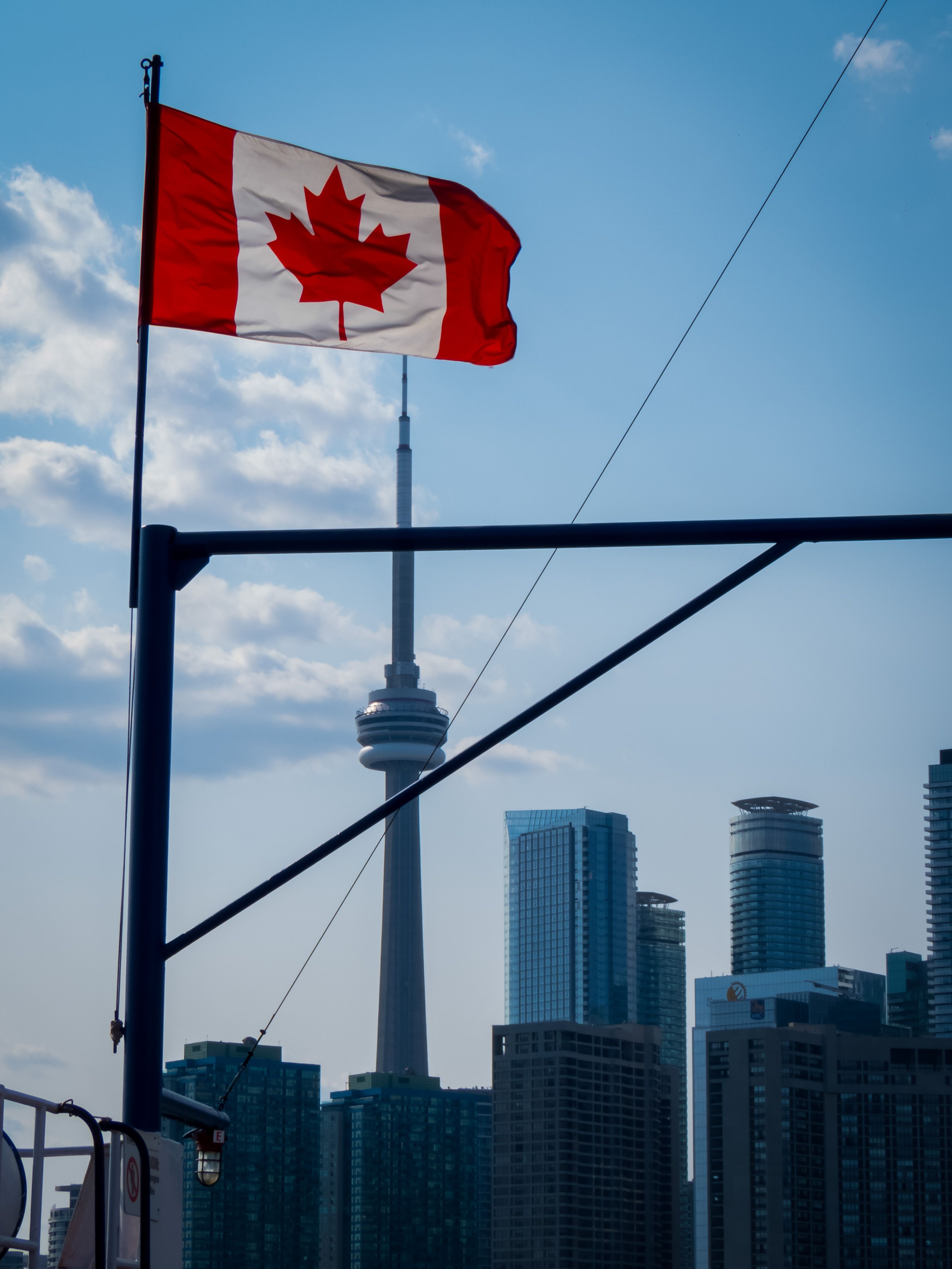 Bandera de Canadá con la Torre CN de Toronto al fondo
