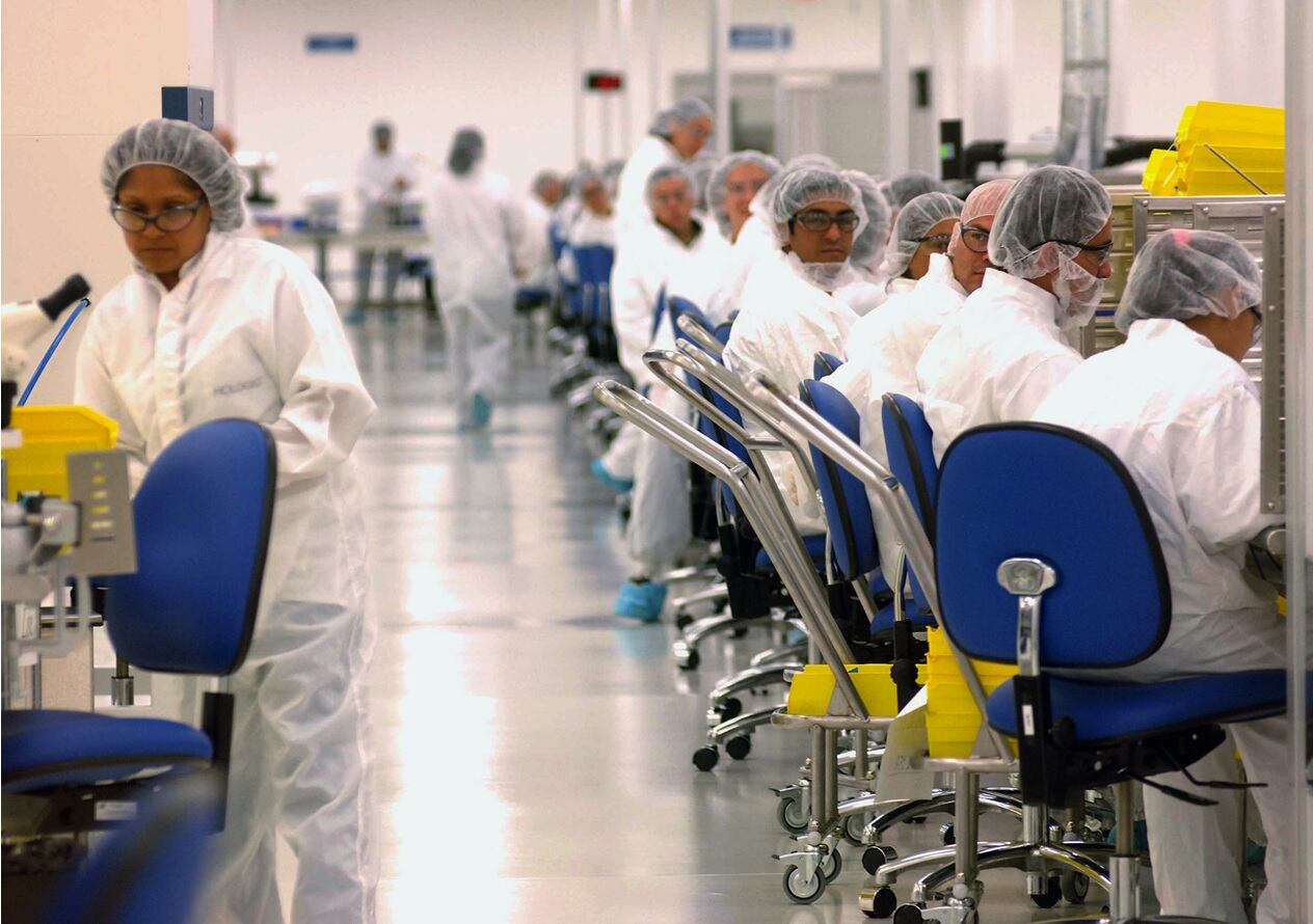 Personas en capacitación para labores de manufactura de dispositivos médicos