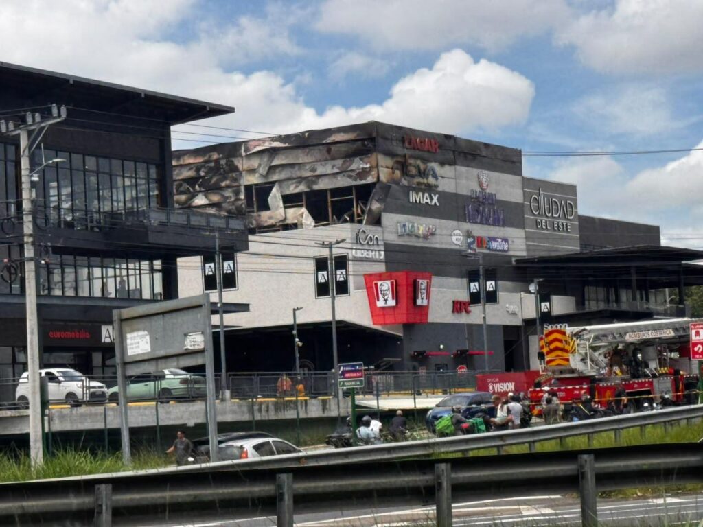 Daños visibles en Ciudad del Este tras el incendio que afectó parte del centro comercial.
