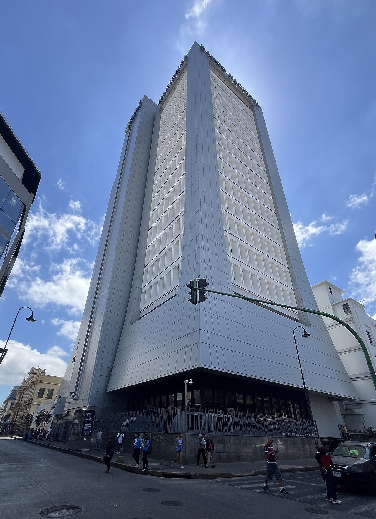 Edificio de una entidad financiera en San José, Costa Rica. Imagen ilustrativa para una nota sobre el sistema financiero.
