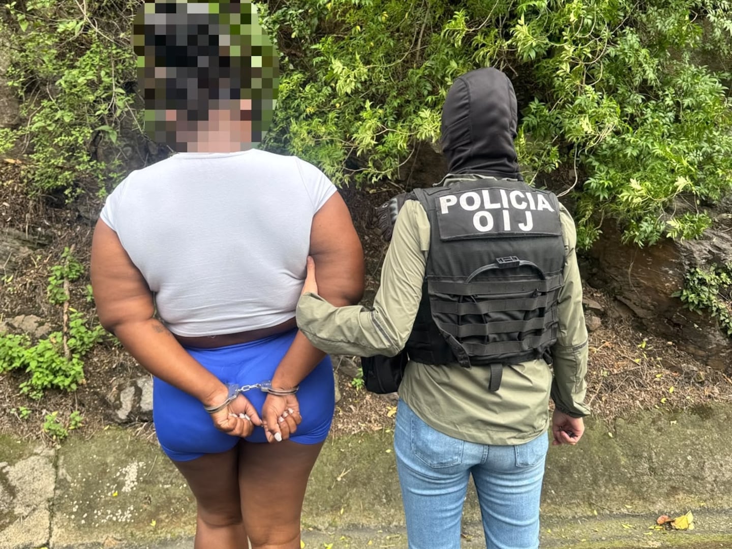 Vehículo inspeccionado por autoridades durante la detención de una mujer en la Ruta 27, en Santa Ana.
