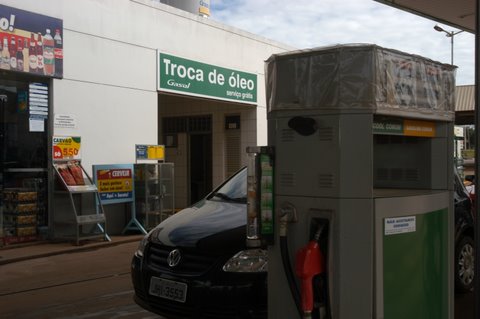 Surtidor de combustible utilizado como imagen ilustrativa para una nota sobre precios de gasolina y diésel.