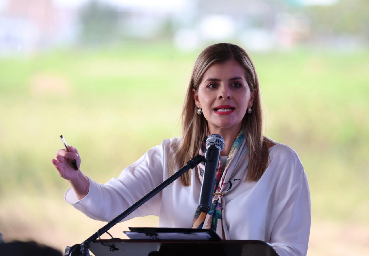 Laura Fernández durante una actividad pública relacionada con el nuevo hospital de Cartago.