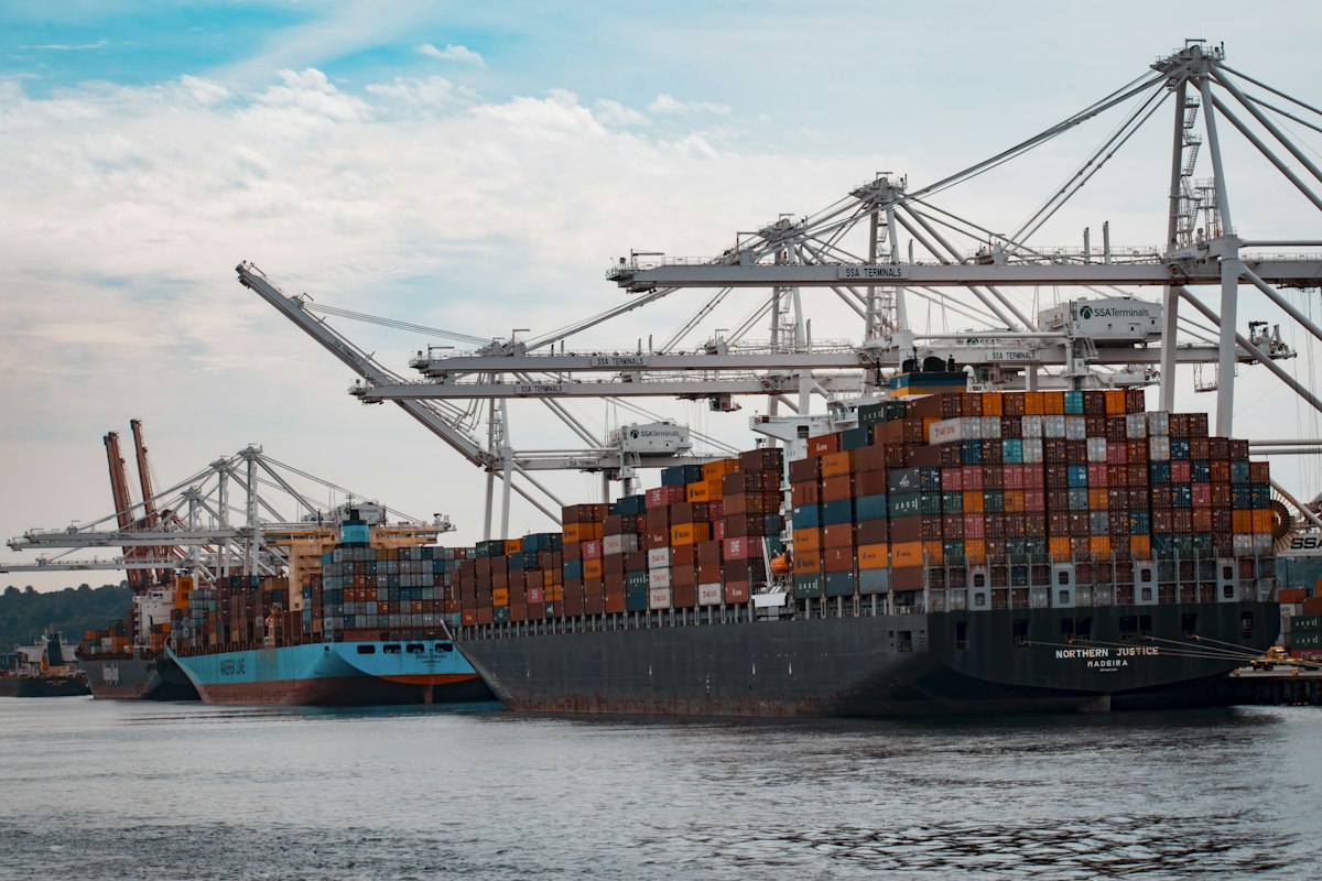 Contenedores de carga marítima, imagen ilustrativa de comercio exterior