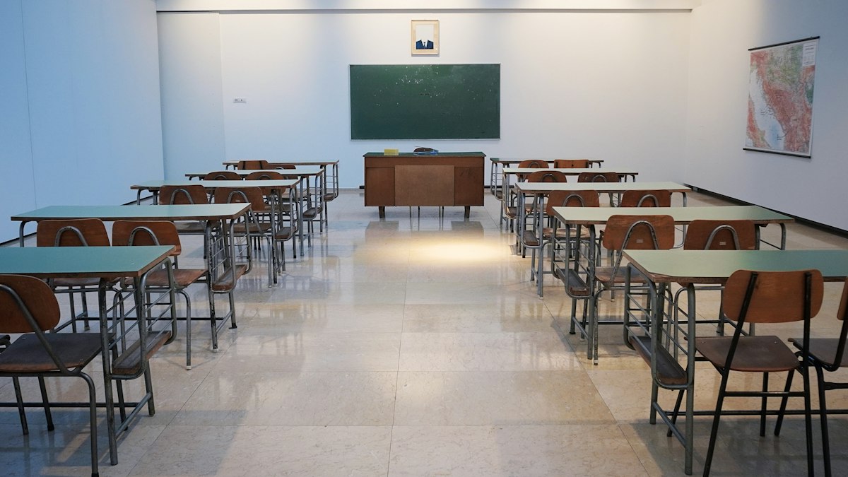 Aula escolar con pupitres, imagen ilustrativa del calendario escolar 2027