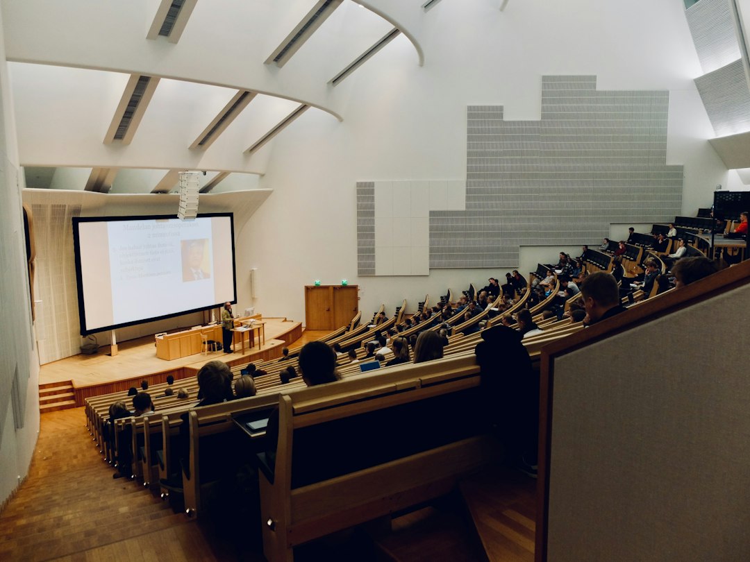 Estudiantes en un aula universitaria, imagen ilustrativa. Fotografía de Dom Fou, Unsplash