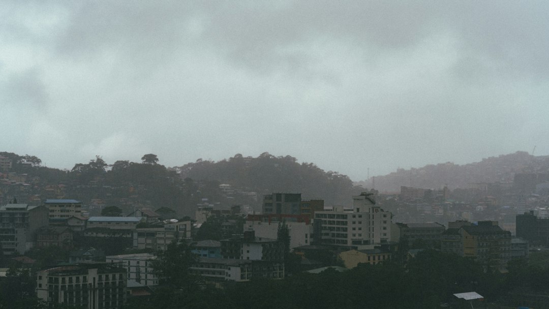Nubes de tormenta sobre una ciudad montañosa durante una tarde lluviosa