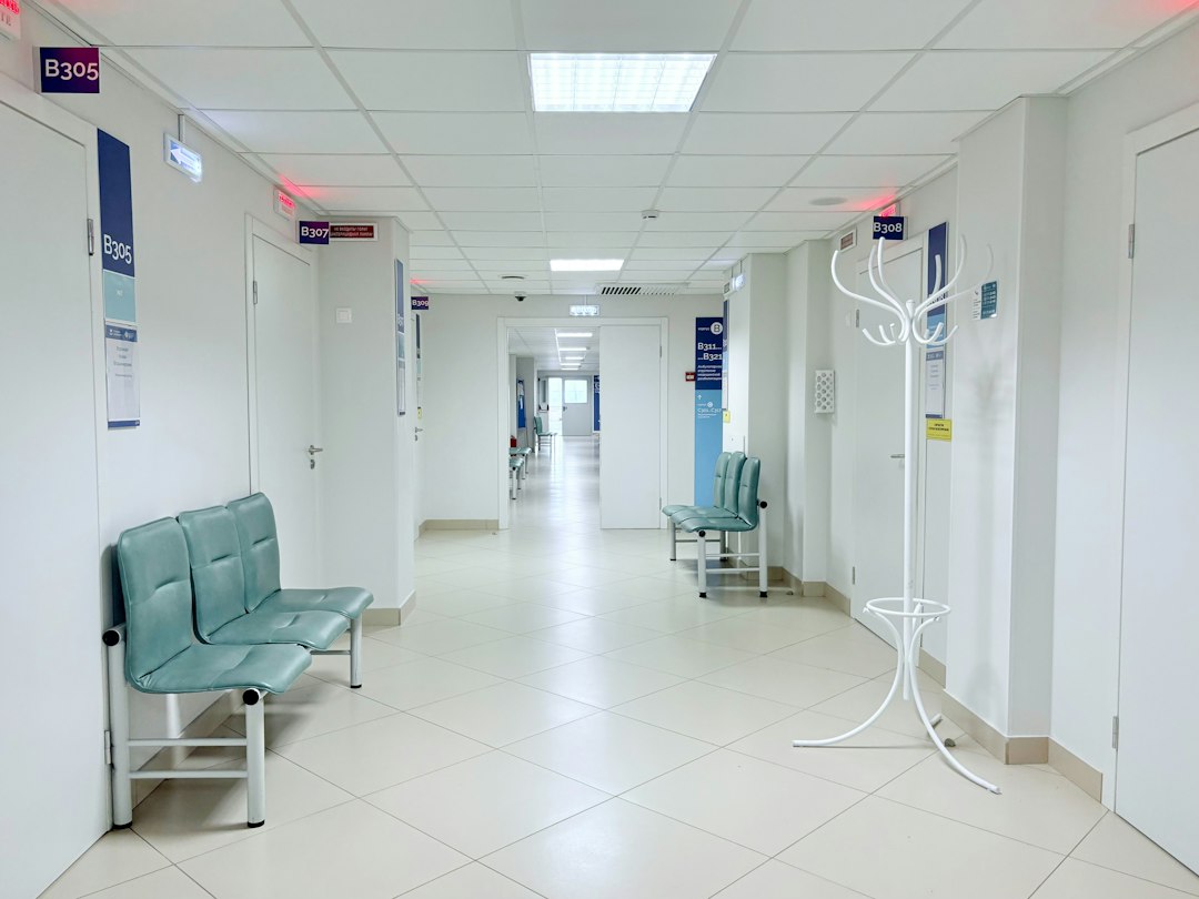 Pasillo vacío de un hospital, imagen ilustrativa que no corresponde al Hospital Max Peralta
