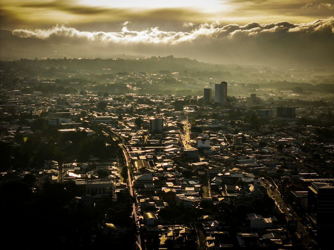 Vista de San José Costa Rica bajo cielo nublado, imagen ilustrativa