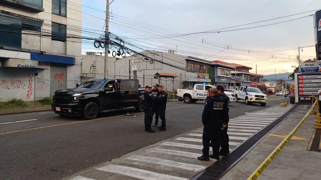 Escena atendida por autoridades tras un ataque armado en vía pública en San José.