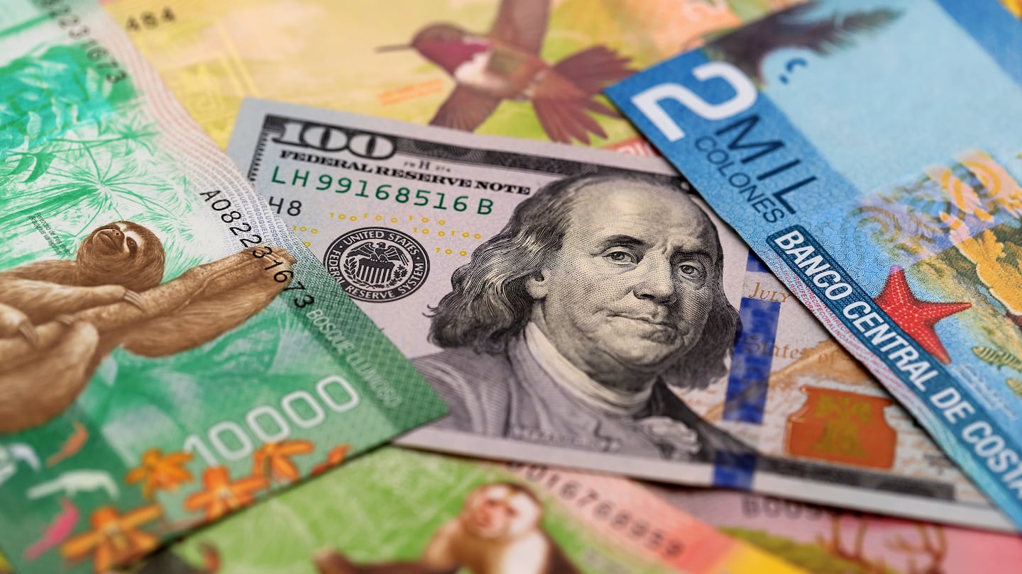 Billetes de dólar y colones relacionados con el tipo de cambio en Costa Rica.