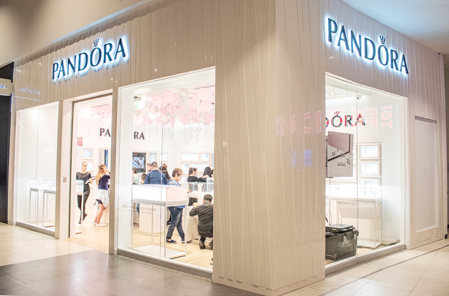 Tienda Pandora relacionada con el cierre de locales en Costa Rica.